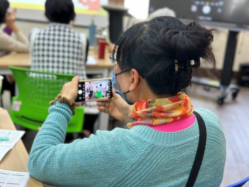 手機攝影美拍課程中練習操作。(圖片來源/爺奶師令部)