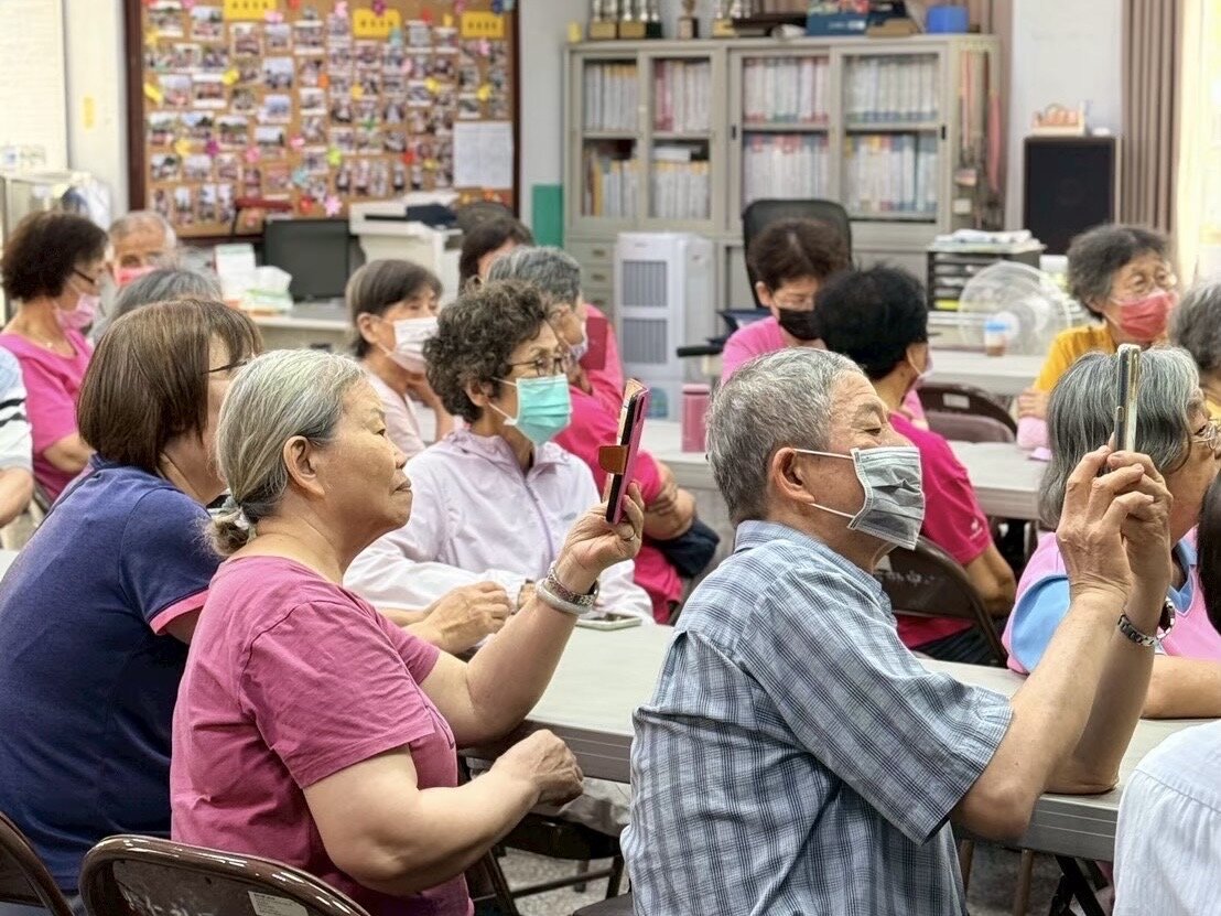 樂齡學員積極參與學習。(圖片來源/爺奶師令部)